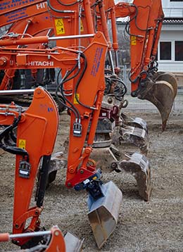 Fuhrpark-Kettenbagger-hoch-klein