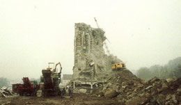 Hafenbecken: 40 m hohes Silogebäude